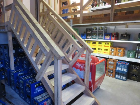 Innenansicht Treppe Regale Biere alkoholfreie Getränke